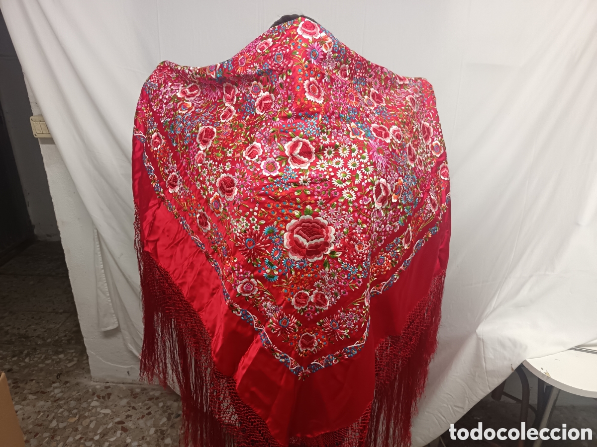 Antig&uuml;edades: ANTIGUO MANTON DE MANILA ROJO RUBI , BORDADO FLORAL, 140 X 140 CM + 50 CM DE FLECO. MUY BUEN ESTADO