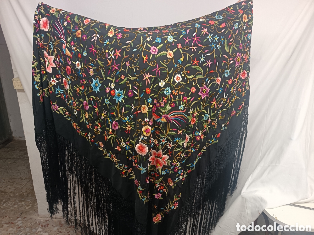 Antig&uuml;edades: ANTIGUO MANTON DE MANILA, BORDADO A MANO AVES DEL PARAISO Y FLORES, 150CM X 150CM + 50CM DE FLECO