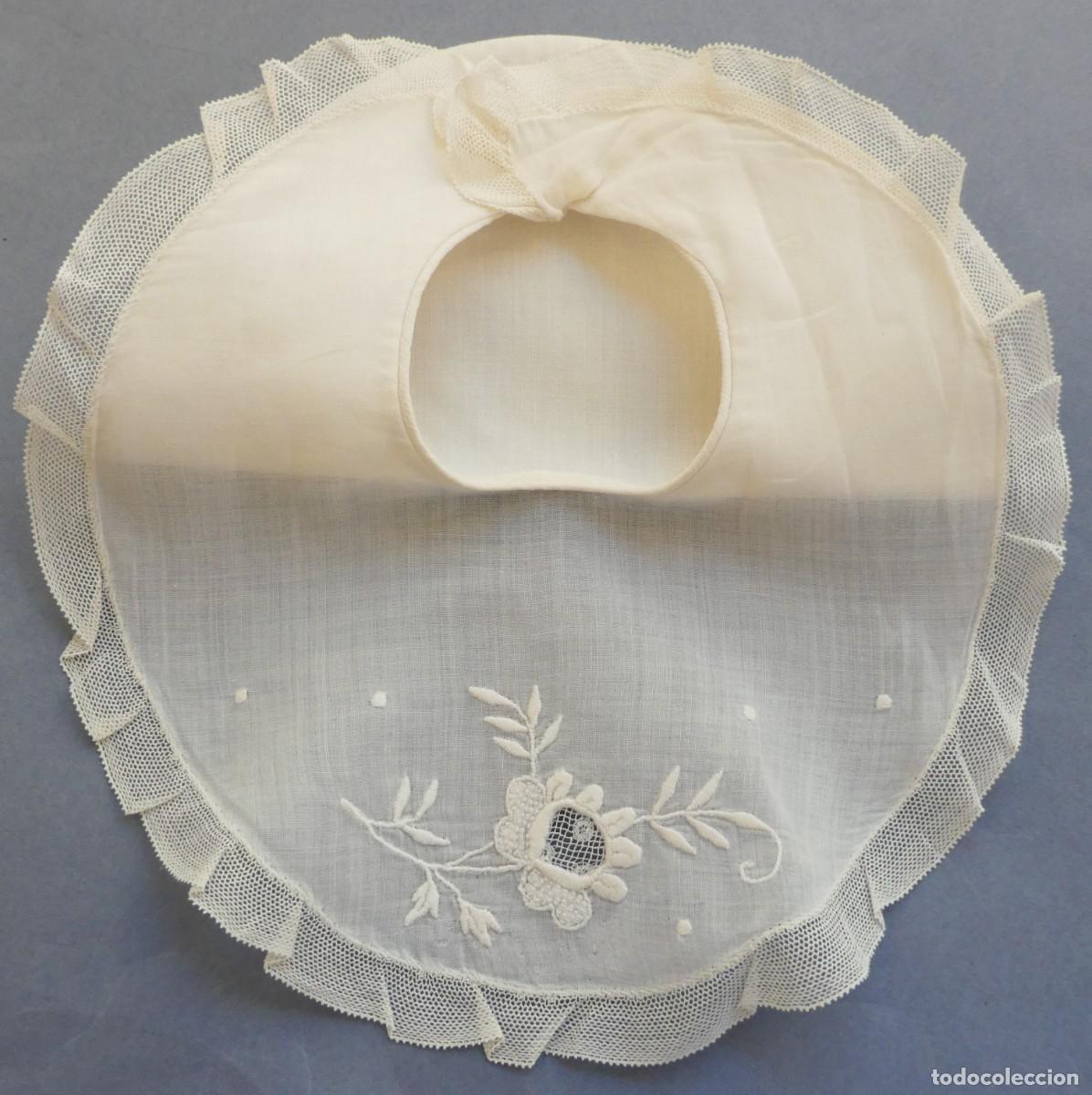 Antig&uuml;edades: ANTIGUO BABERO BORDADO PARA BEBE O MU&Ntilde;ECA PPIO.S.XX