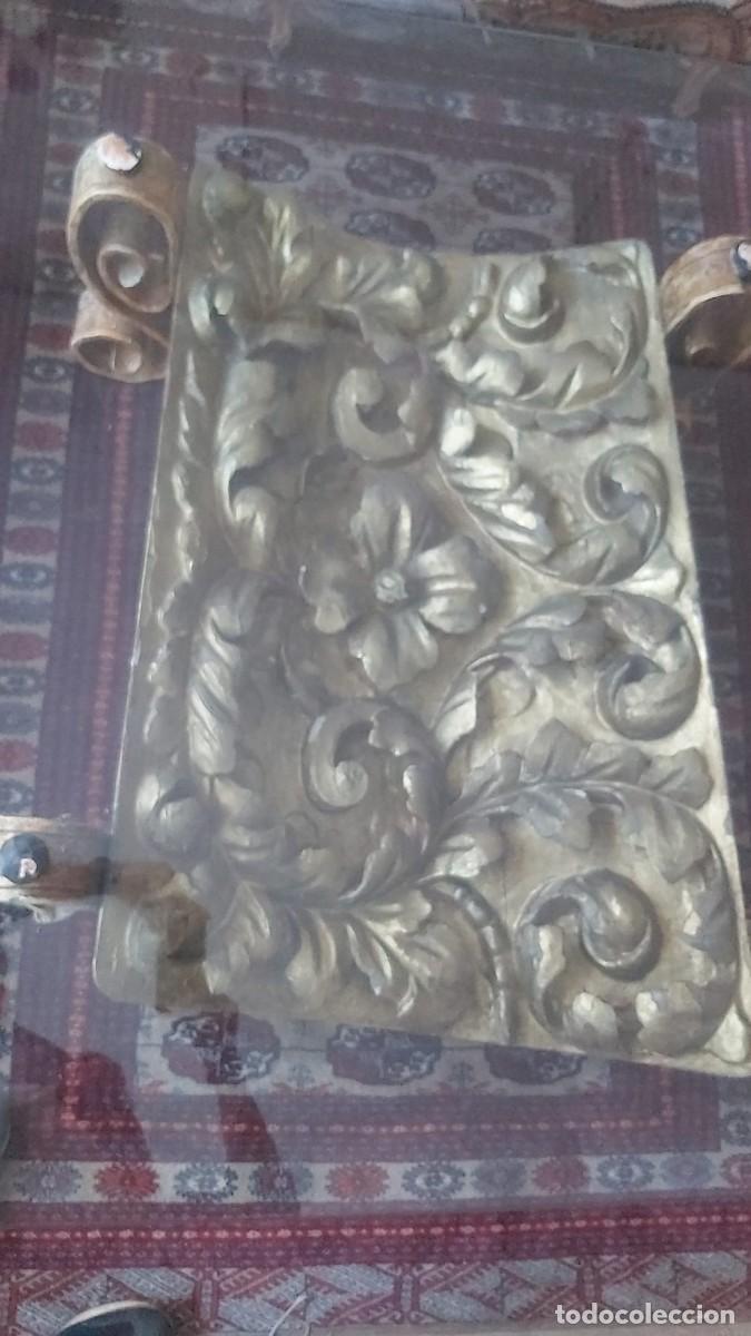Antig&uuml;edades: Mesa centro con retablo barroco original S. XVII-XVIII tallado y pan de oro &ndash; Pieza &uacute;nica