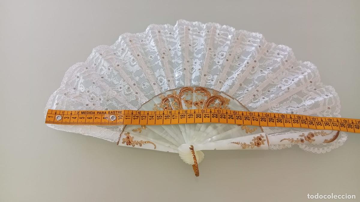 Antig&uuml;edades: Antiguo Abanico S&iacute;mil N&aacute;car (Celuloide) y Encaje Blanco Detalles Dorados Con Caja Original - 40 cm