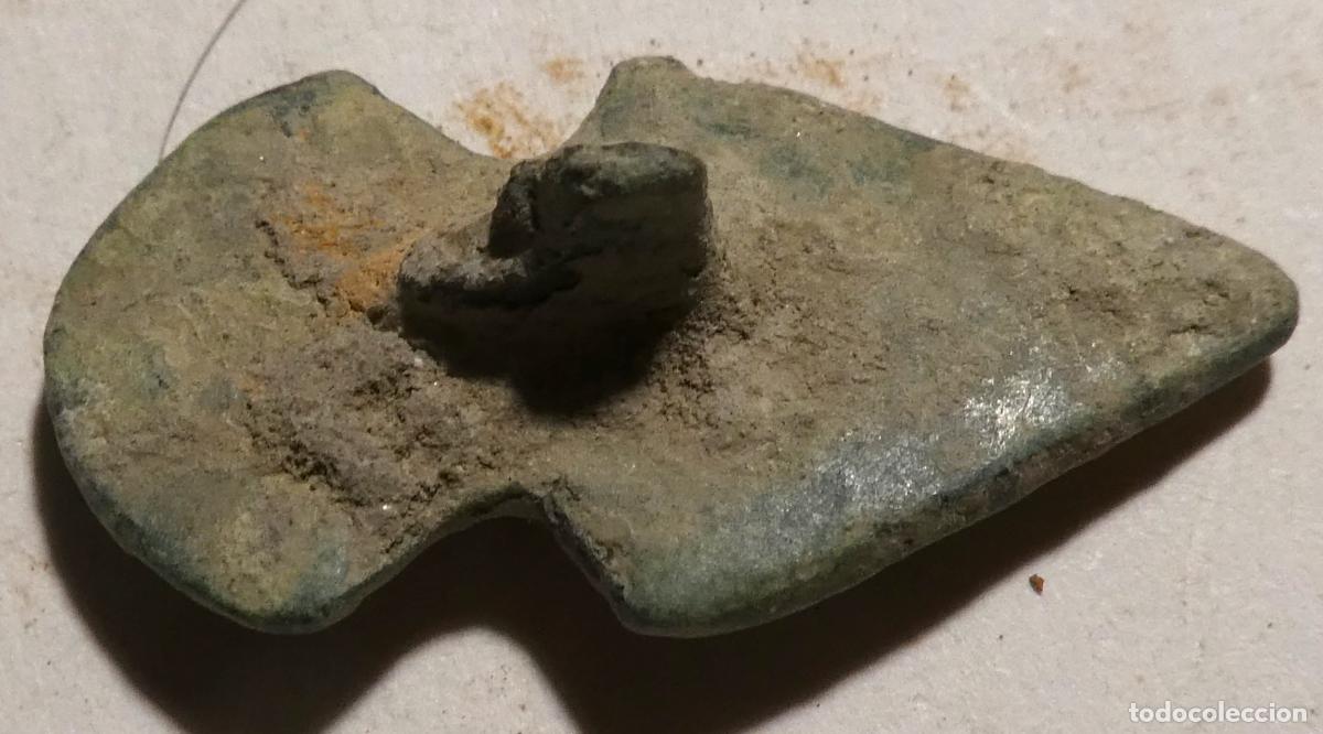 Antig&uuml;edades: Antiguo bot&oacute;n o aplique de cintur&oacute;n, mide 2,7 cm - Foto 2