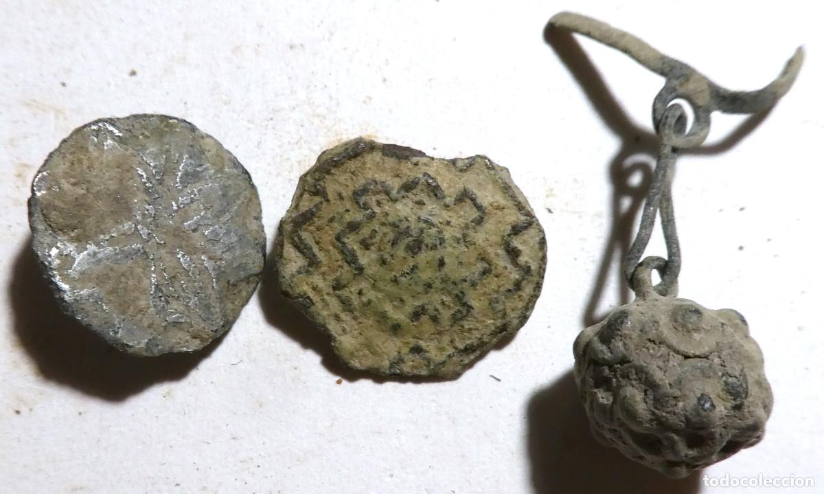 Antig&uuml;edades: 3 antiguos botones a identificar