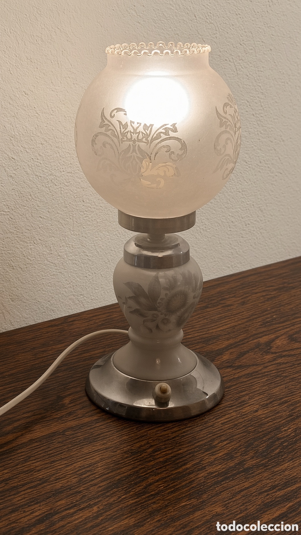 Oggetti Antichi: Elegante l&aacute;mpara de mesa antigua con un dise&ntilde;o cl&aacute;sico. - Pantalla de cristal esmerilado con motivos