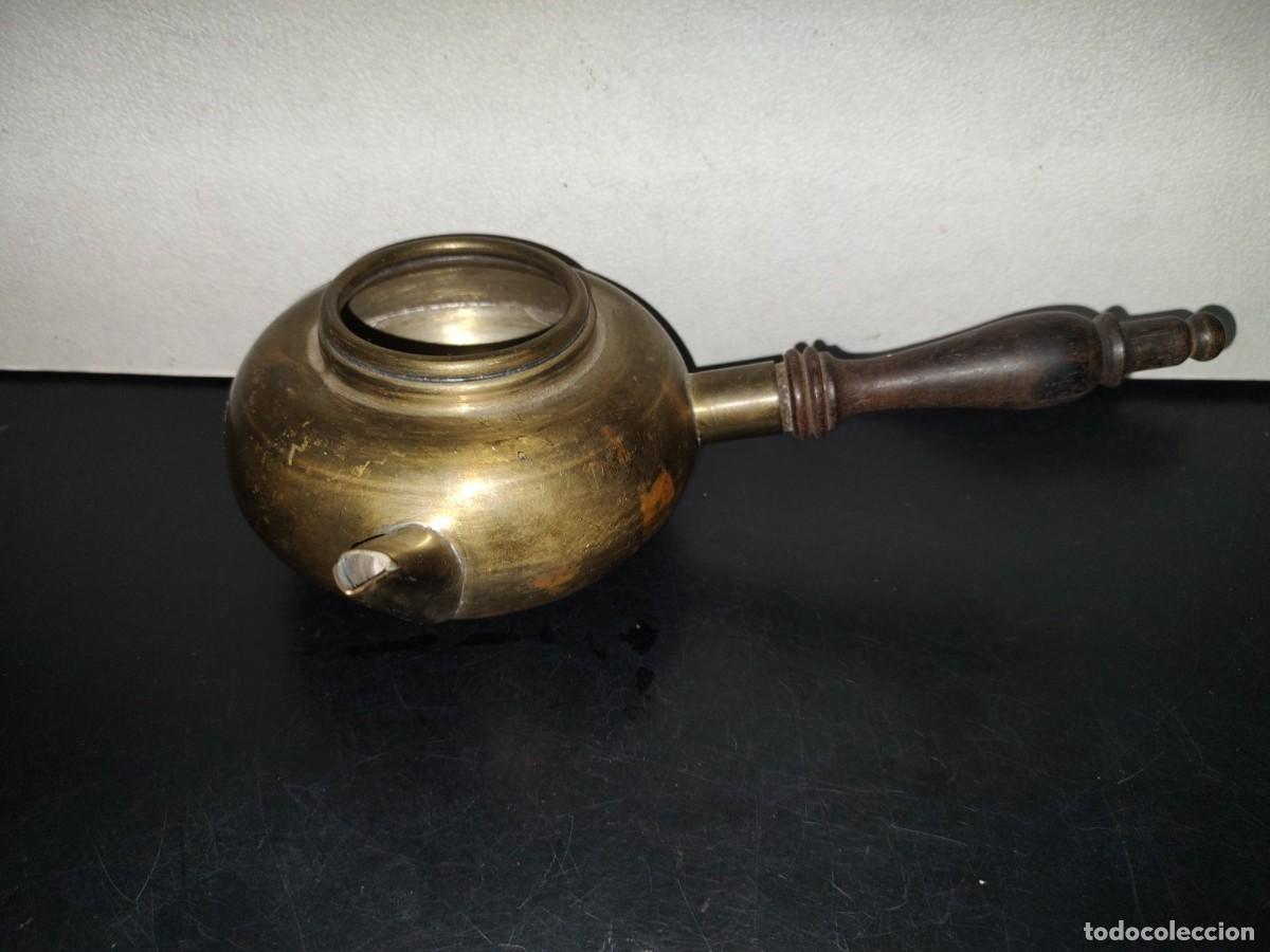 Antig&uuml;edades: A7- Tetera De Bronce Con Mango De Madera - 70's