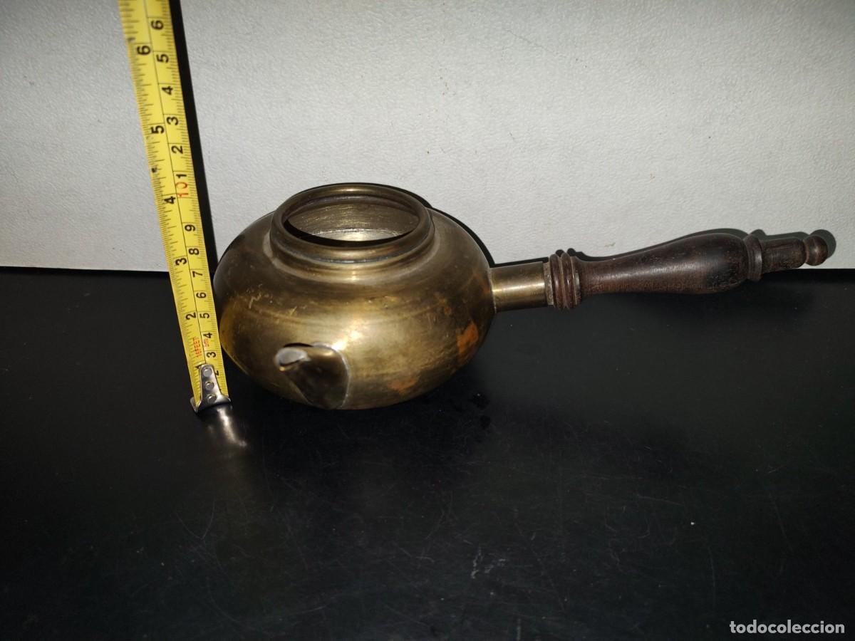 Antig&uuml;edades: A7- Tetera De Bronce Con Mango De Madera - 70s - Foto 3