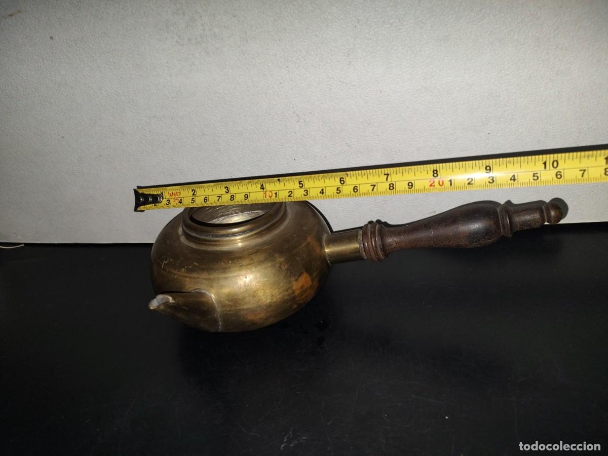 Antig&uuml;edades: A7- Tetera De Bronce Con Mango De Madera - 70s - Foto 4