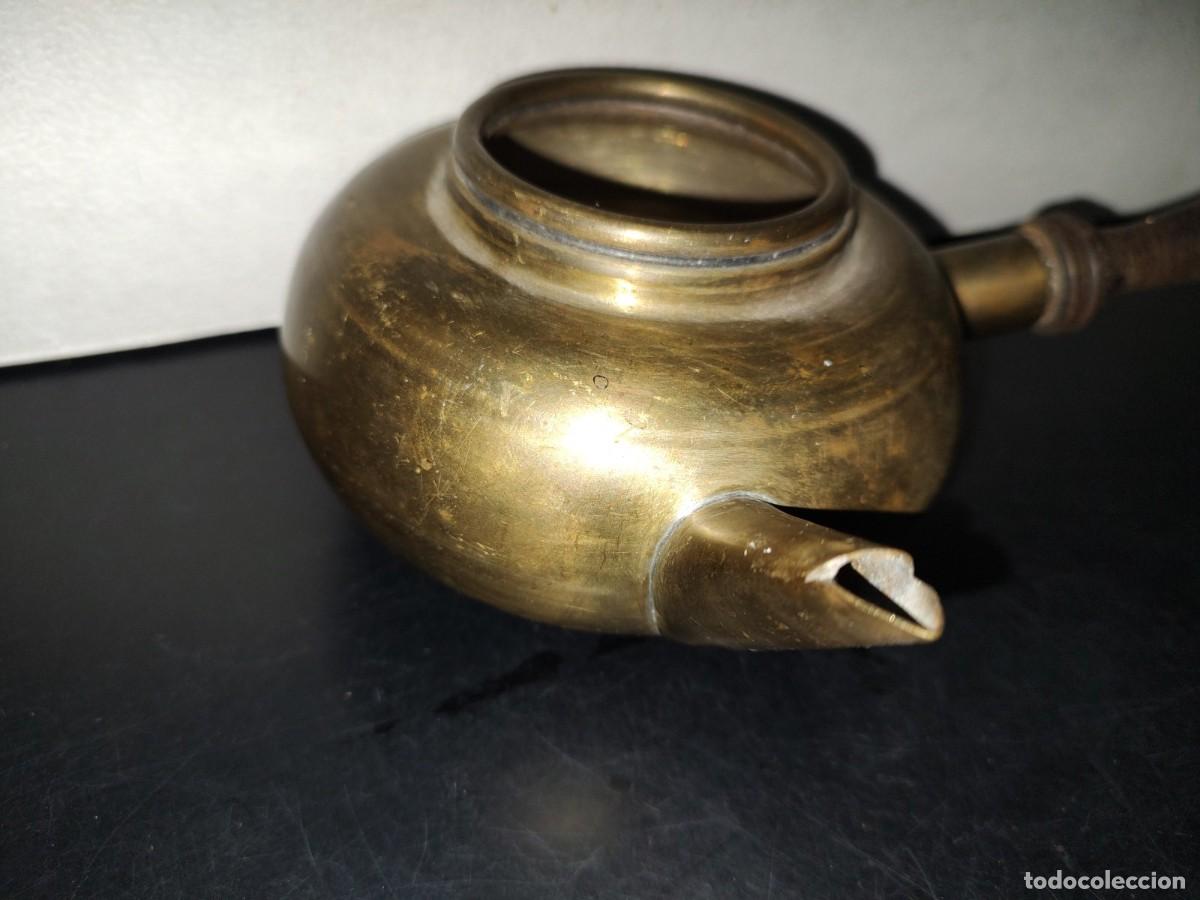 Antig&uuml;edades: A7- Tetera De Bronce Con Mango De Madera - 70s - Foto 5