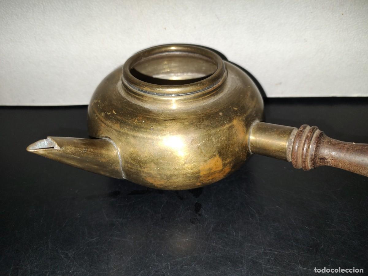 Antig&uuml;edades: A7- Tetera De Bronce Con Mango De Madera - 70s - Foto 6