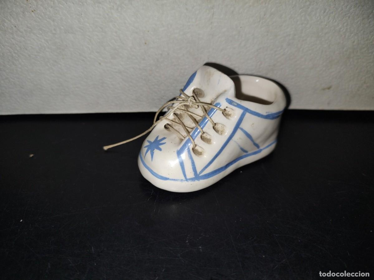 Antig&uuml;edades: A7- Zapatilla Deportiva Miniatura Vintage De Cer&aacute;mica. Con Agujeta - 80's