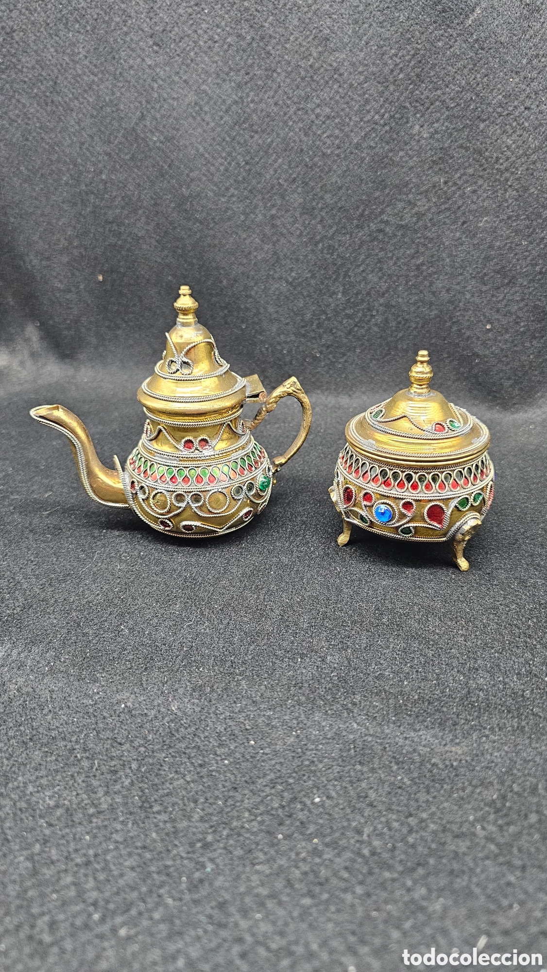 Antiguidades: Tetera y azucarera vintage de lat&oacute;n decorado