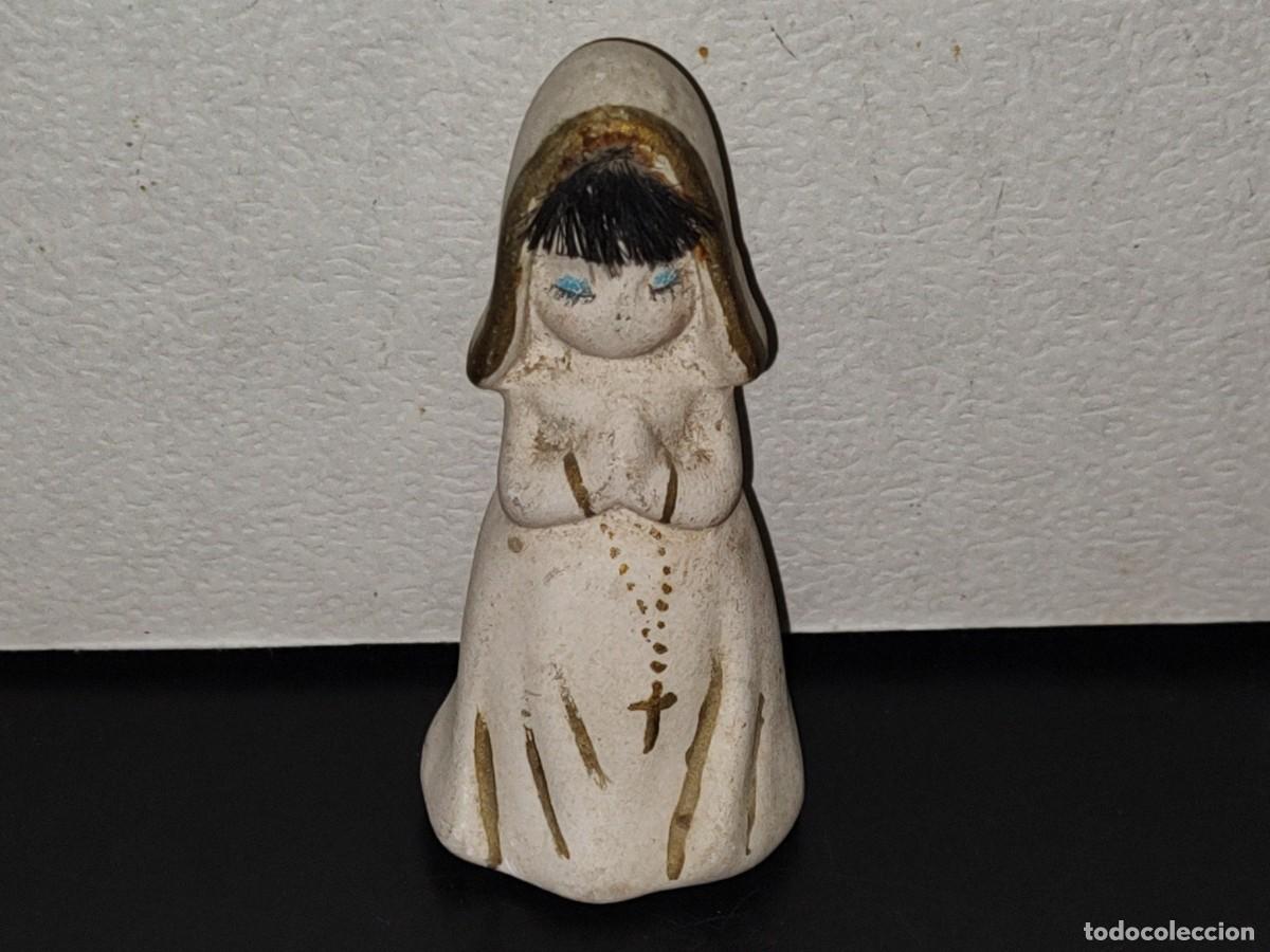 Antig&uuml;edades: A7- Peque&ntilde;a Figurilla De Cer&aacute;mica Vintage: Monja Con Rosario - 1982