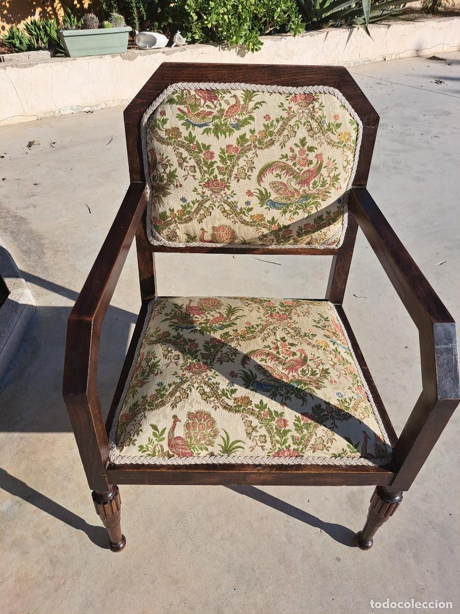 Antig&uuml;edades: Antigua silla descalzadora, en madera noble con tapizado Gobelino. Aves ex&oacute;ticas y florales.
