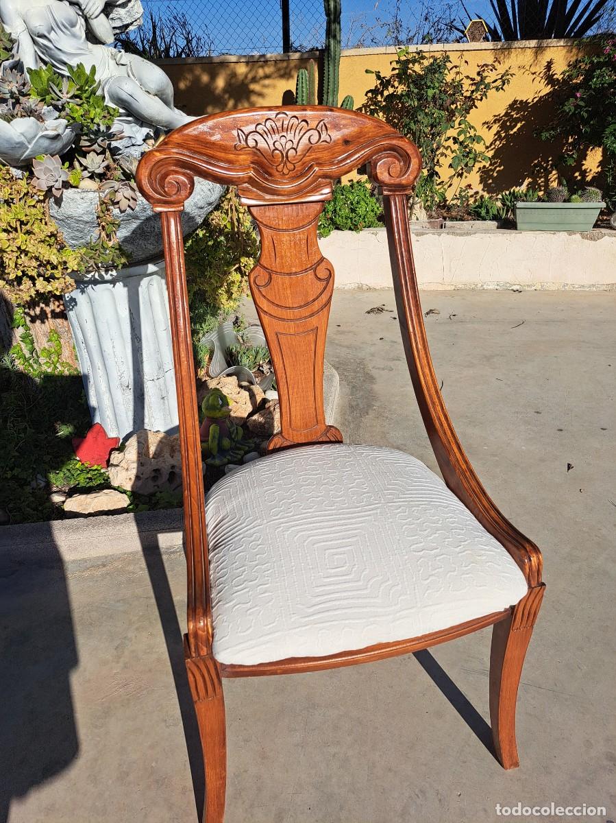 Antig&uuml;edades: Antigua silla clasica de madera maciza con tapizado en color blanco roto con dibujos geometrico.