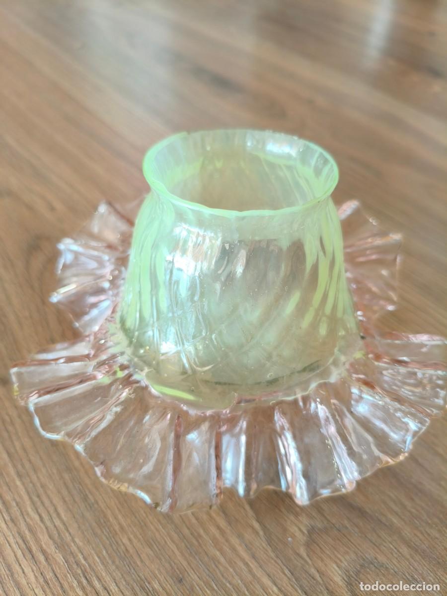 Antig&uuml;edades: ANTIGUA TULIPA MODERNISTA. BICOLOR. CRISTAL FLUORESCENTE VASELINA URANADO.