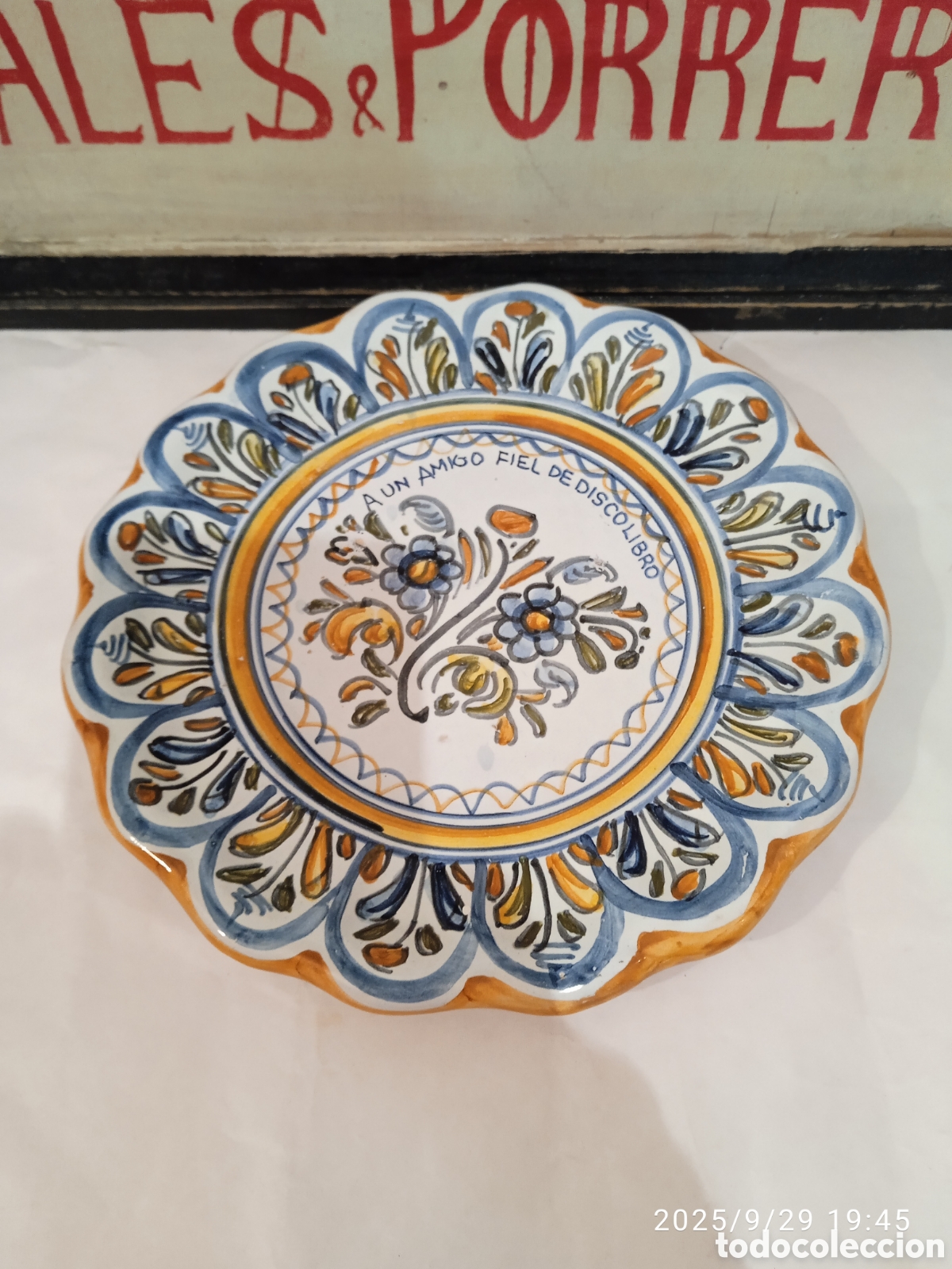 Antig&uuml;edades: Plato decorativo de cer&aacute;mica de Talavera pintado a mano