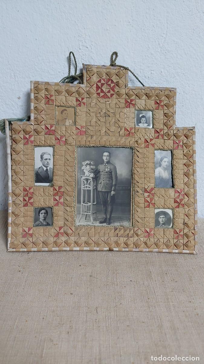 Antig&uuml;edades: Antigua y magn&iacute;fica portaretratos en papel cruzado artesanal