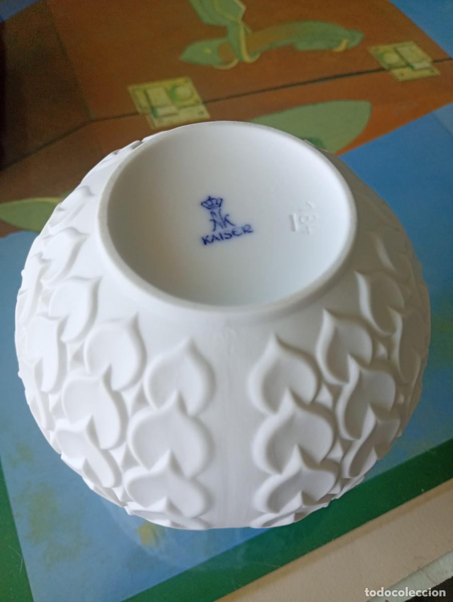 Antig&uuml;edades: Florero alem&aacute;n porcelana Kaiser - Foto 2