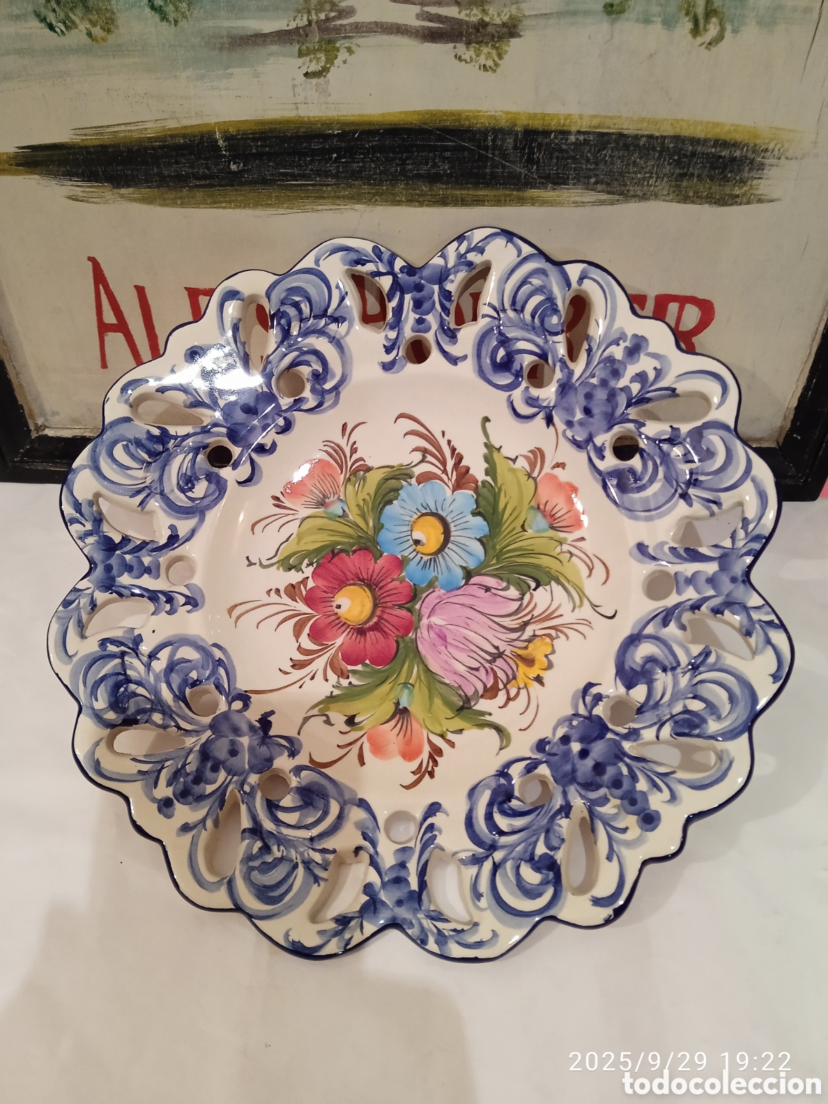 Antig&uuml;edades: Plato decorativo de cer&aacute;mica con el borde calado y festoneado