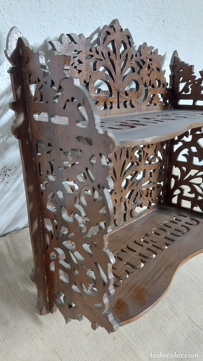Antig&uuml;edades: Antiguo repisa tallada a mano en madera - Foto 3