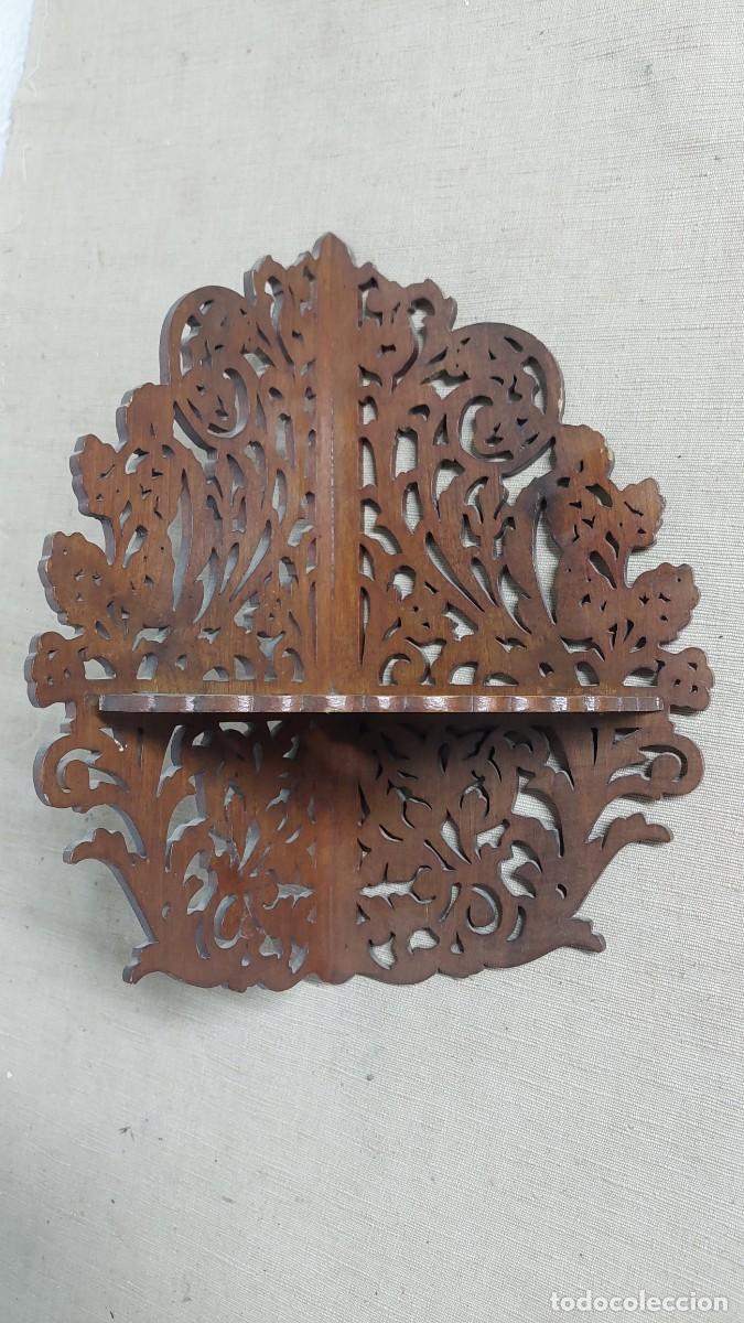 Antig&uuml;edades: Antiguo repisa esquinera tallada a mano en madera