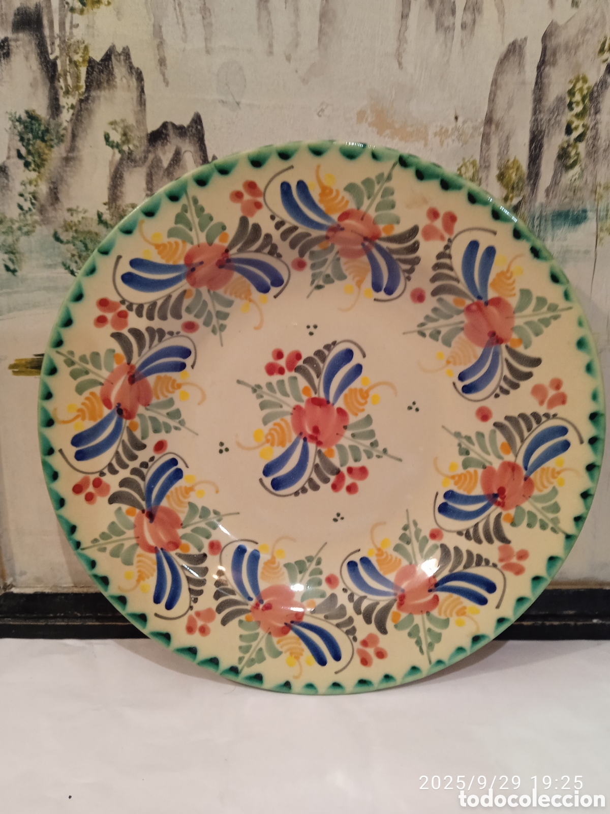 Antig&uuml;edades: Plato de cer&aacute;mica pintado a mano con motivos florales