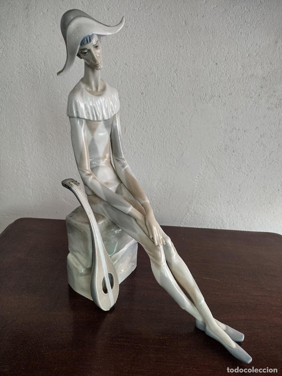 Antig&uuml;edades: Arlequ&iacute; trist, escultura de porcellana de Fulgencio Garc&iacute;a per a Lladr&oacute;