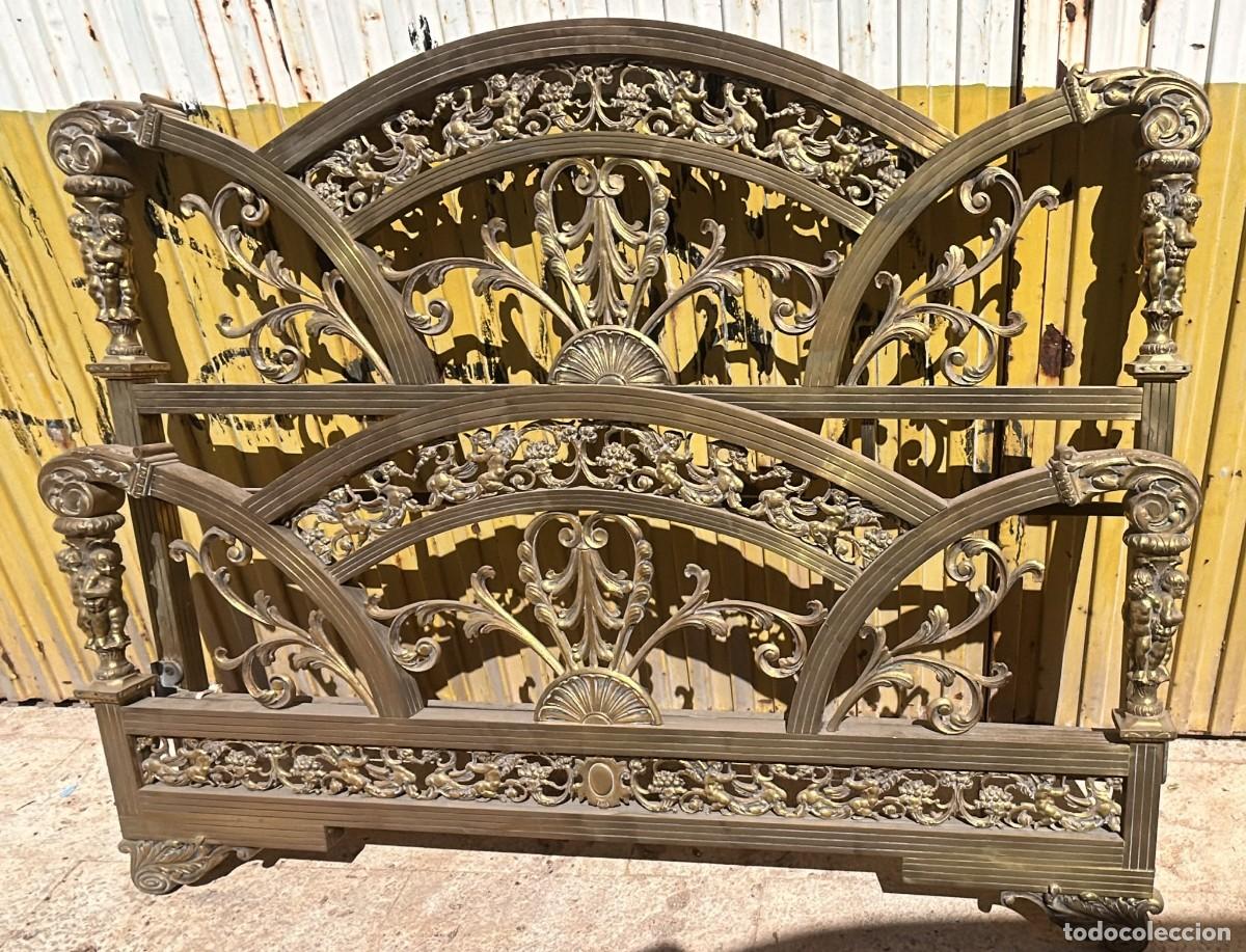 Antig&uuml;edades: CAMA ISABELINA EXTRAORDINARIA DE MATRIMONIO DE LATON DORADO CON RELIEVES DE NI&Ntilde;OS, GARGOLAS, PLANTAS
