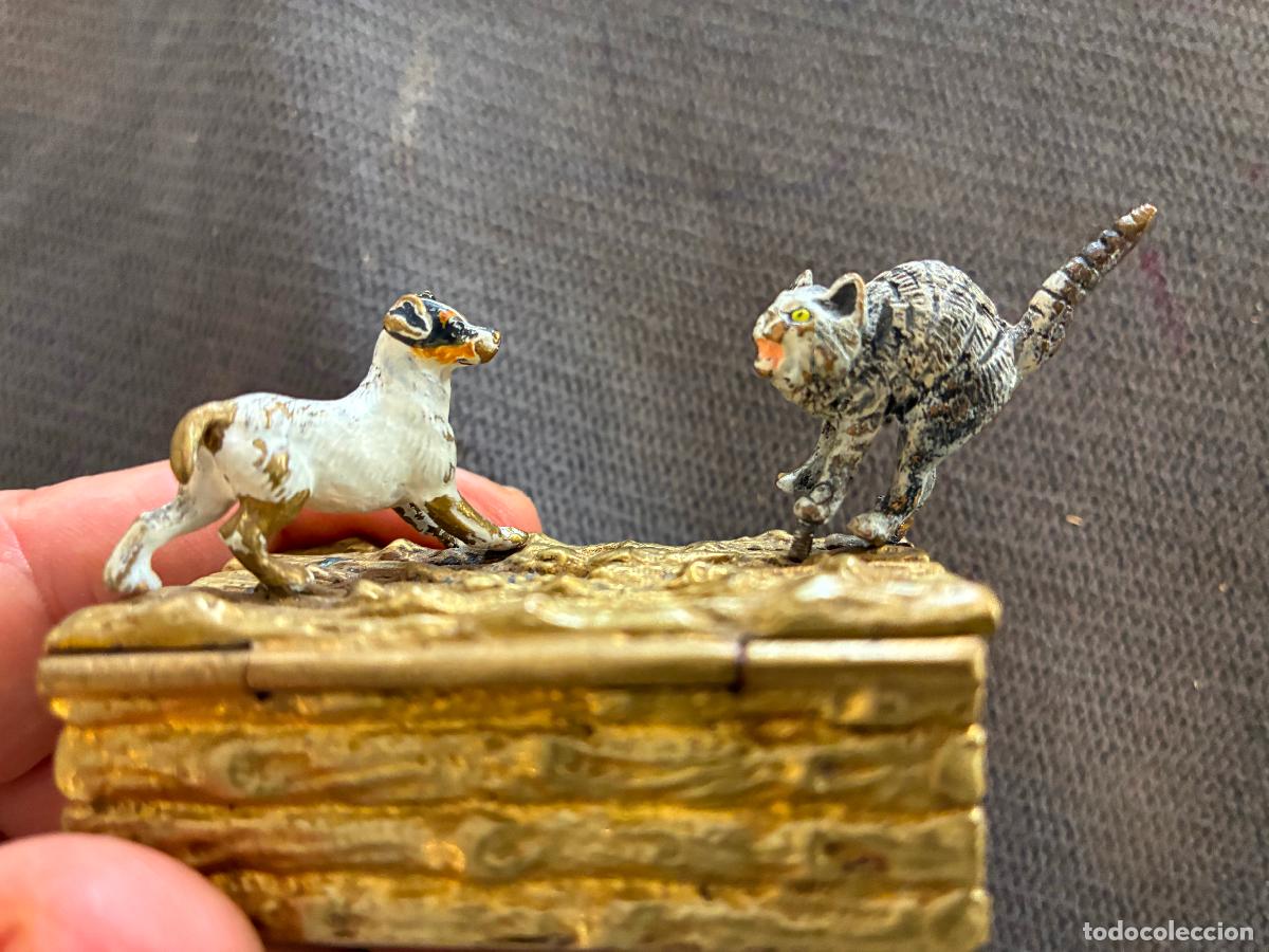 Antig&uuml;edades: Caja para plumas en bronce y figuras de gato y perro pintado mide 7 x 4 x 5 cm alto S. XX fotos