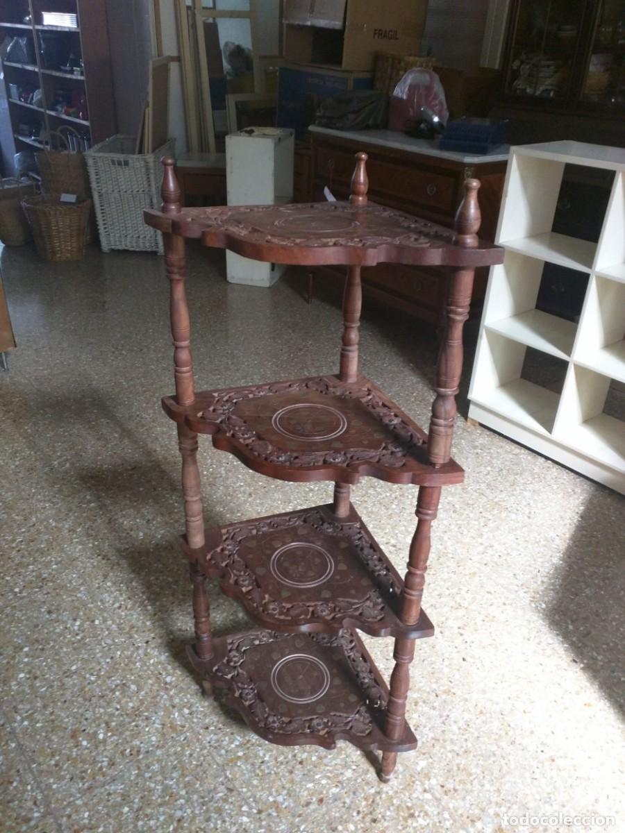 Antig&uuml;edades: Antigua rinconera esquinera de madera tallada con incrustaciones de bronce