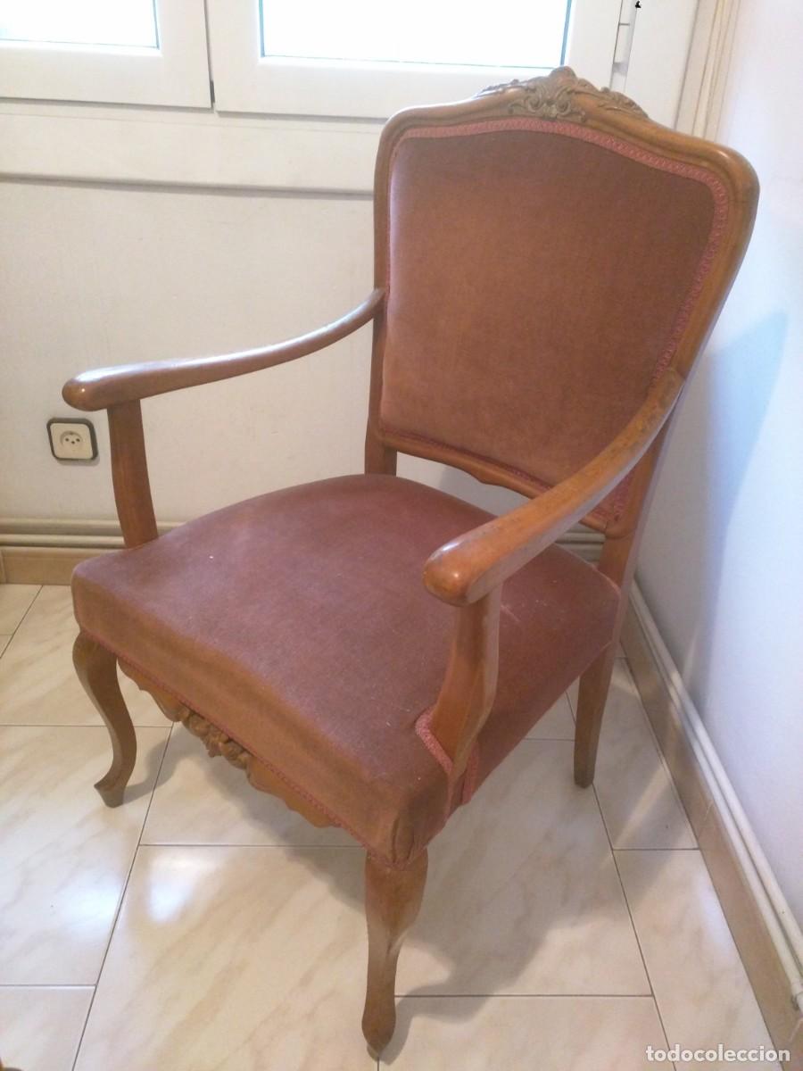 Antig&uuml;edades: Sill&oacute;n descalzador Vintage en madera maciza tallada