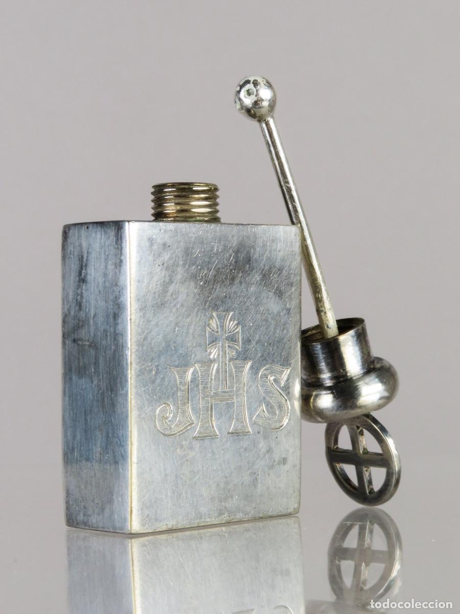 Antig&uuml;edades: Recipiente agua bendita hisopo metal siglo XX