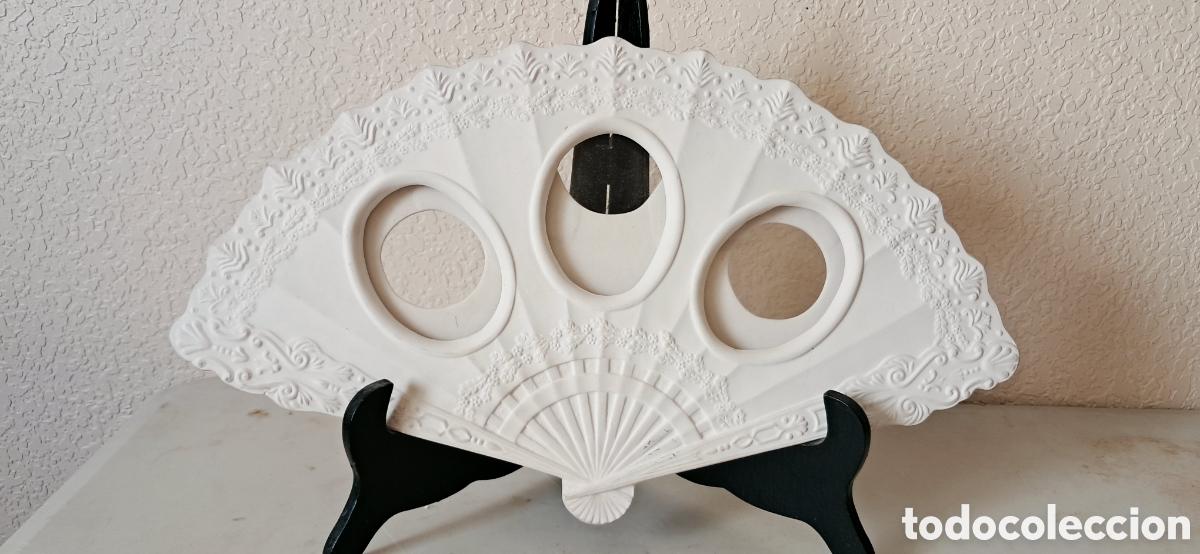 Antig&uuml;edades: Marco fotos ceramica blanca con forma de abanico