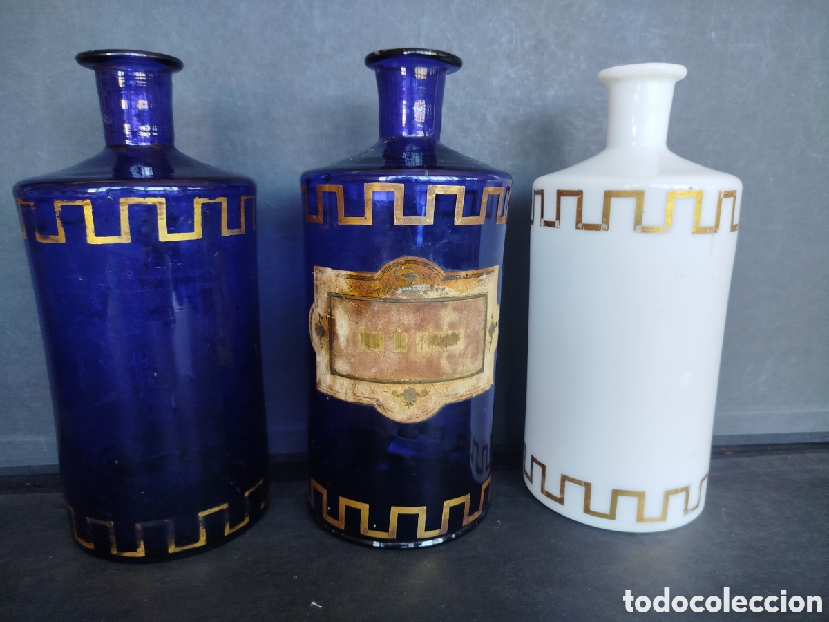 Antig&uuml;edades: BOTELLAS ANTIGUAS DE FARMACIA. DOS DE CRISTAL AZUL Y UNA DE OPALINA. ETIQUETA DE VALERIANA. S.XIX