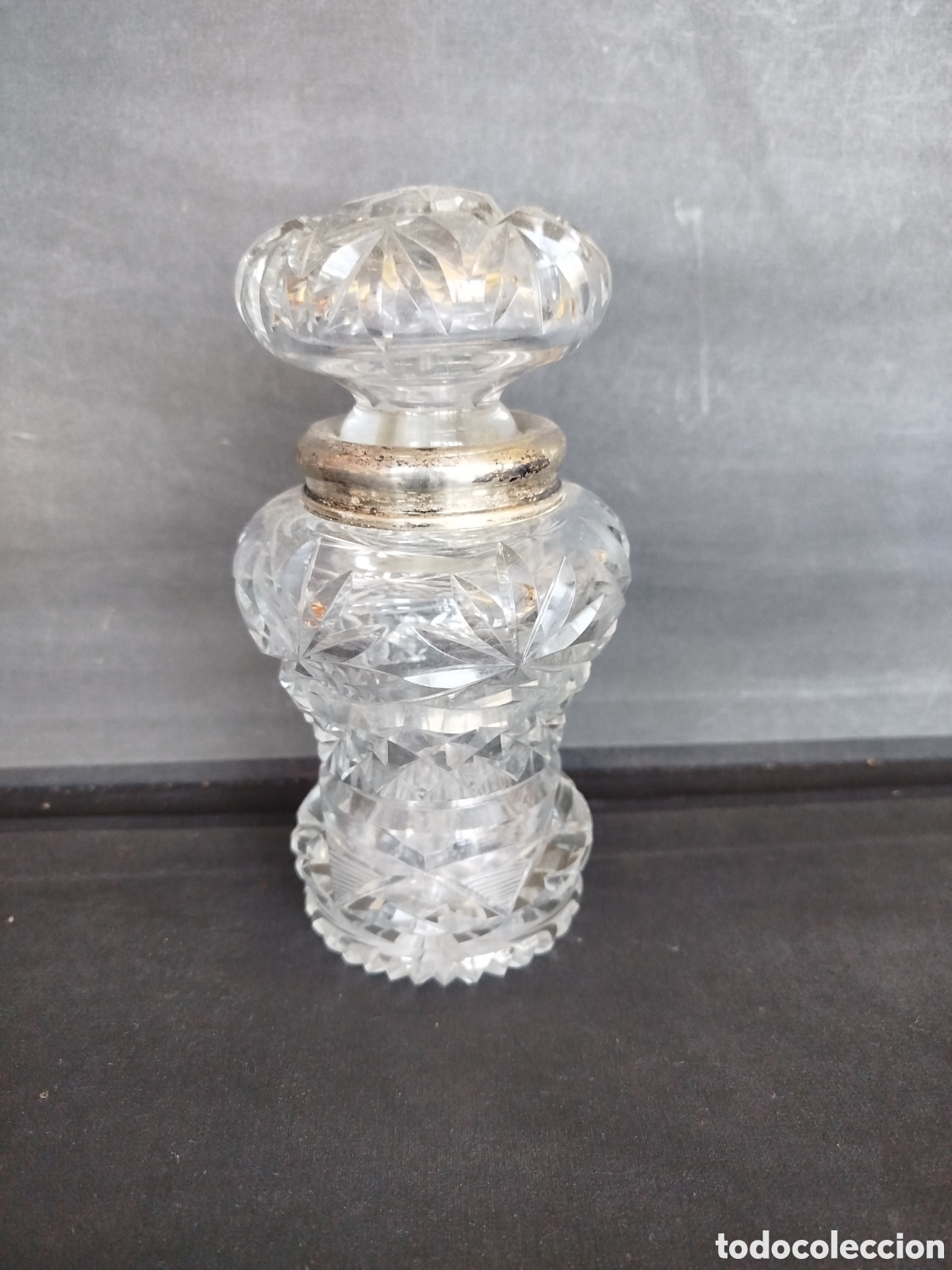 Antig&uuml;edades: TARRO DE CRISTAL TALLADO Y EMBOCADURA DE METAL PLATEADO.