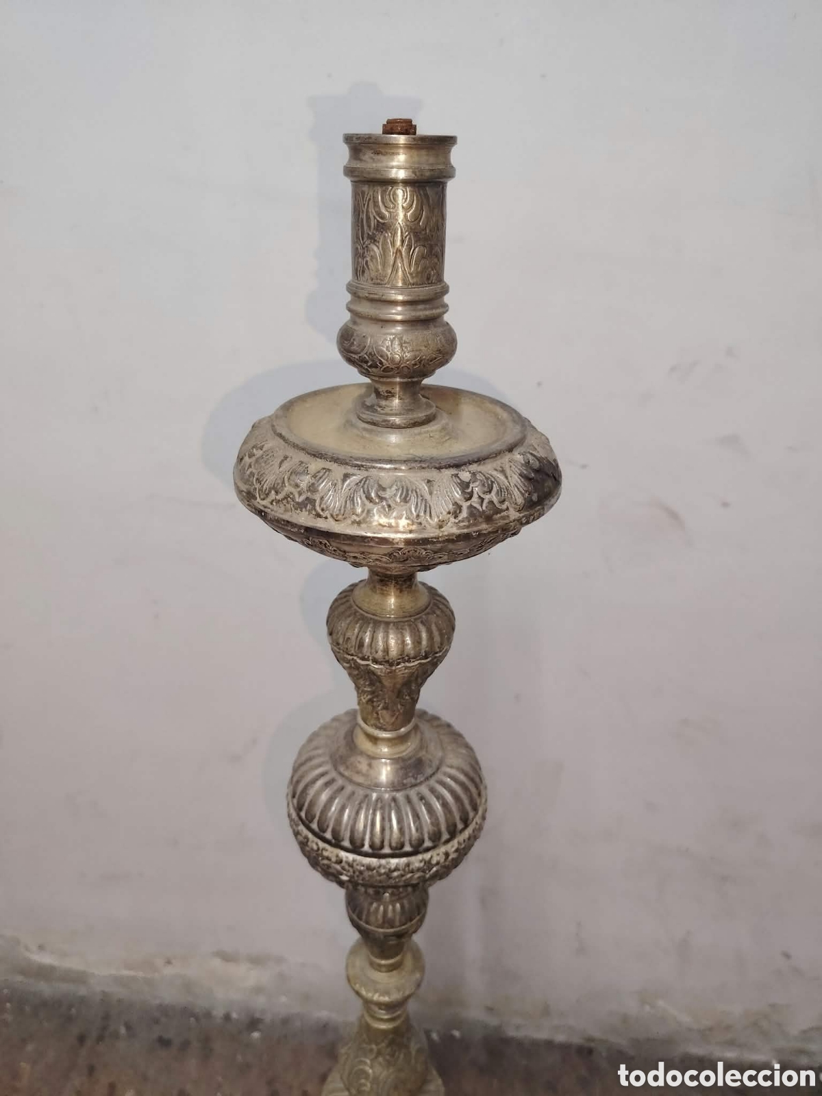 Antig&uuml;edades: Antiguo candelabro de altar de iglesia, un metro y 30 cm de altura