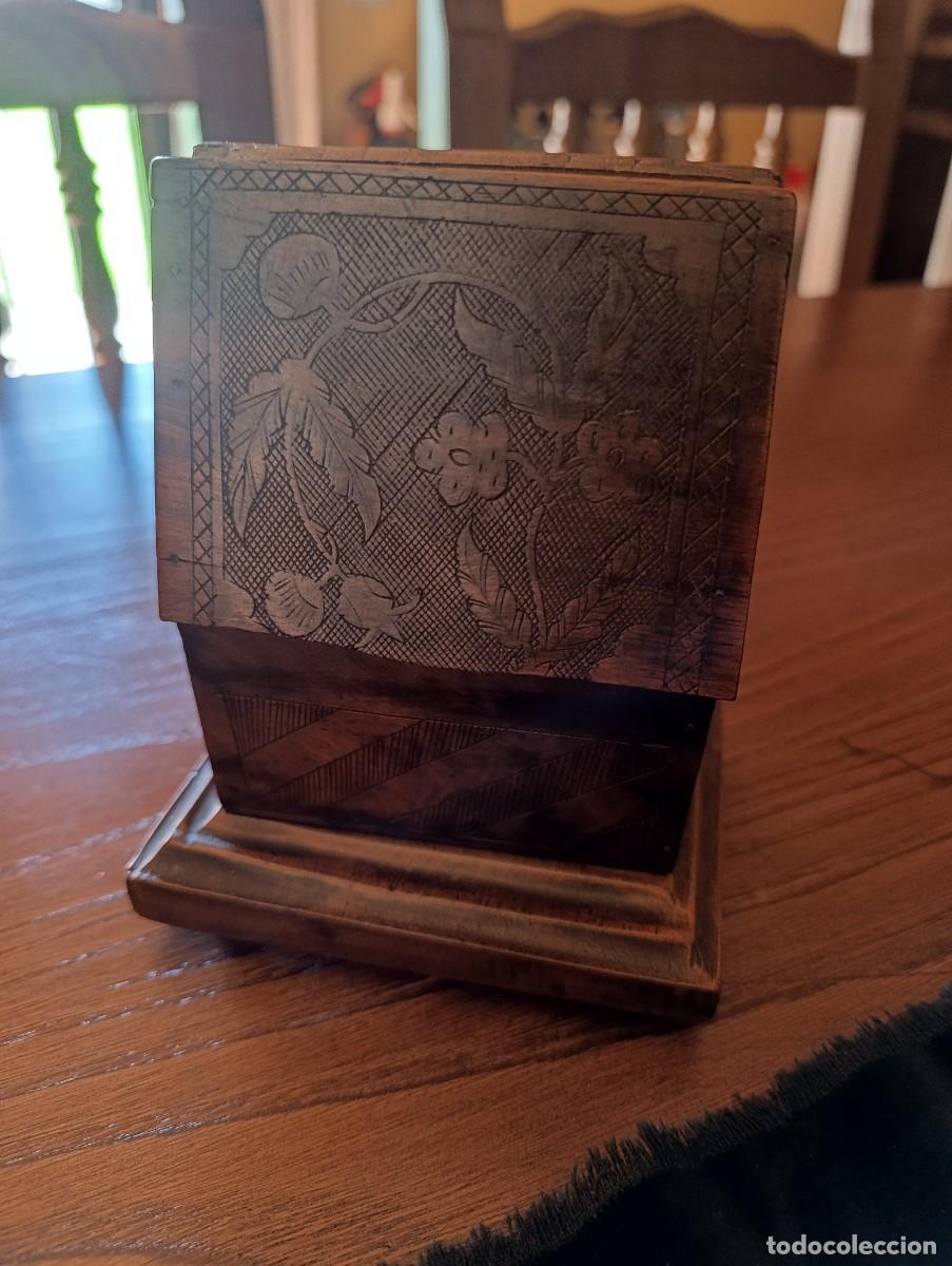 Antig&uuml;edades: Antigua cigarrera de mesa de madera noble tallada a mano