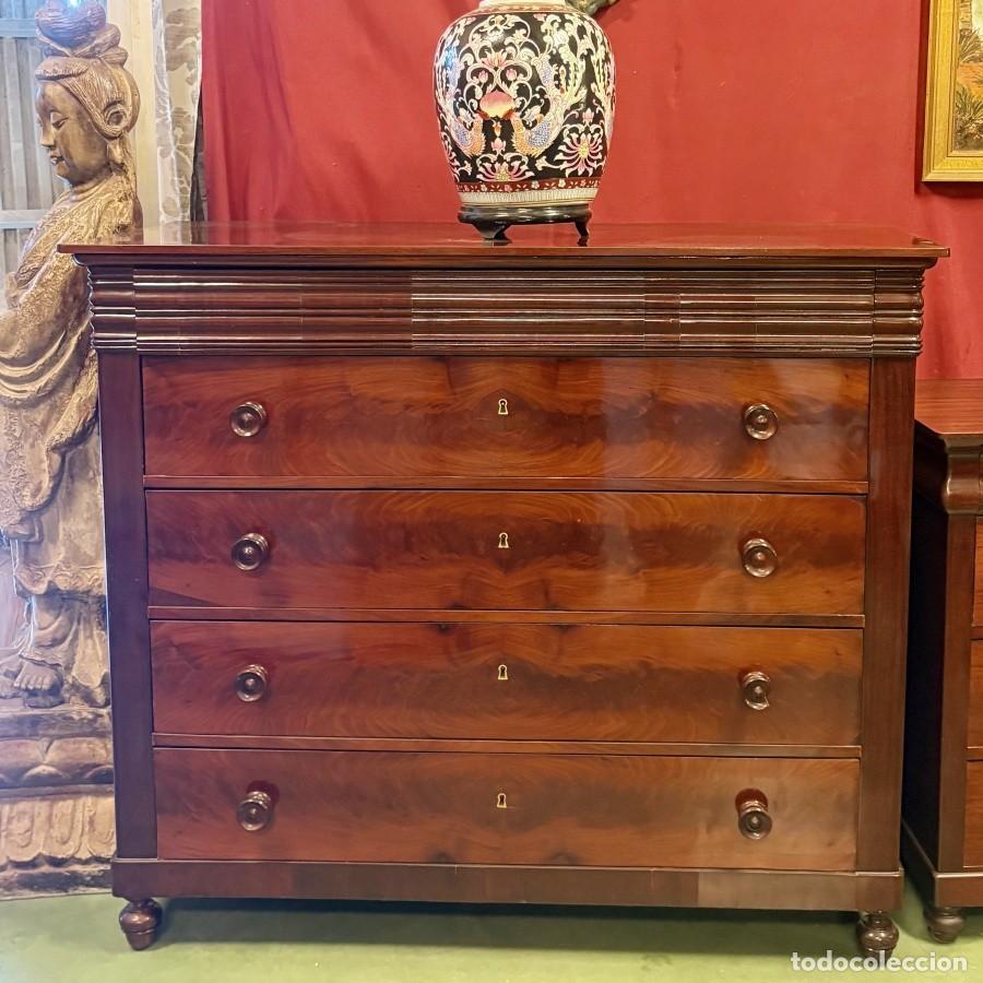 Antig&uuml;edades: C&oacute;moda de Estilo Cl&aacute;sico