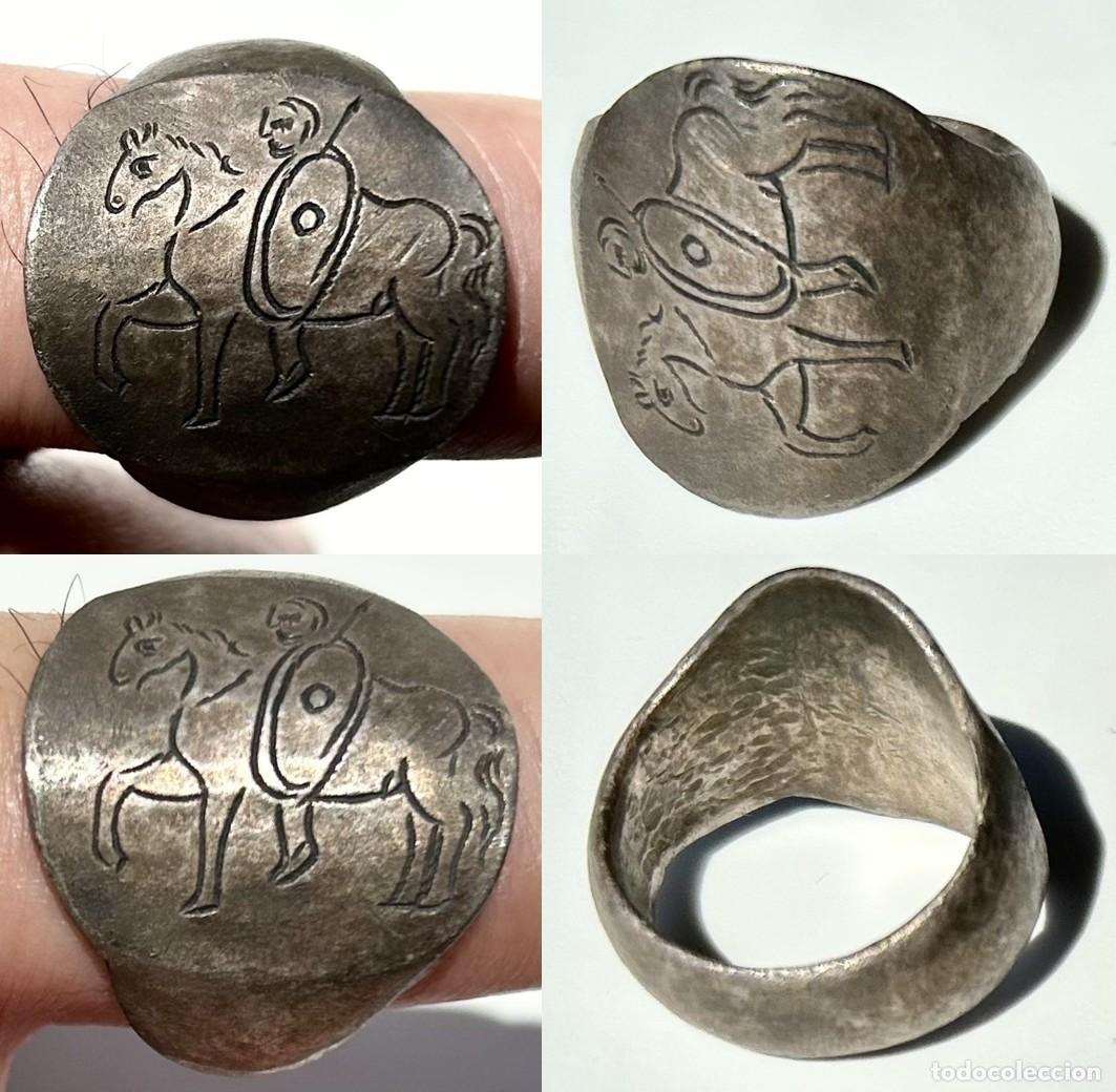 Antig&uuml;edades: Anillo de plata Griego - Chat&oacute;n con dibujo inciso de Guerrero con Escudo y Lanza
