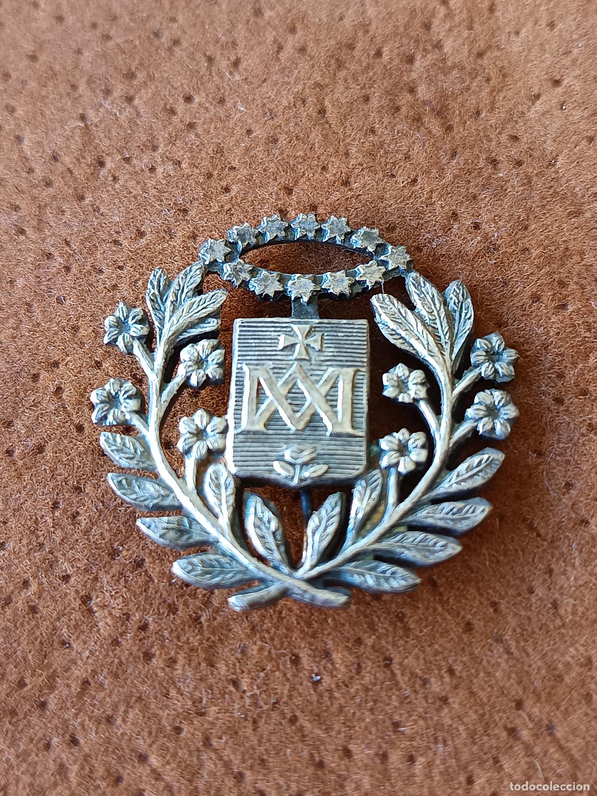 Antig&uuml;edades: ANTIGUO, PIN RELIGIOSOS DEVOCIONAL CON ANAGRAMA DE MARIA, SUPERADO DE CRUZ, DEBAJO FLOR, PLATA?