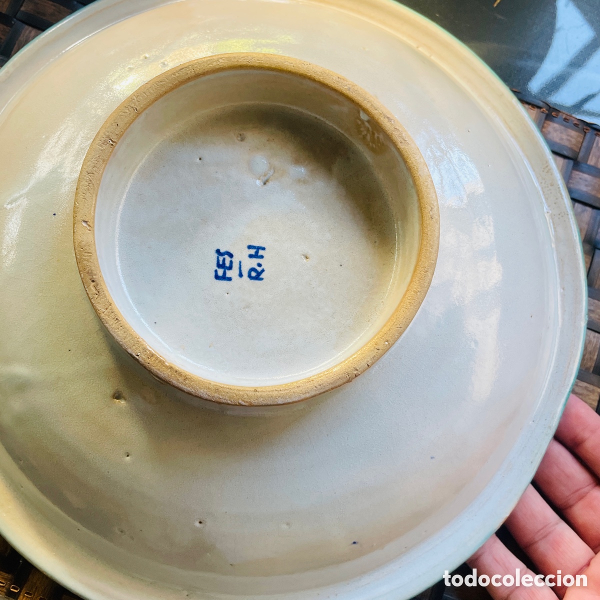 Antig&uuml;edades: ✨ Gran plato de cer&aacute;mica artesanal firmado P.H. &ndash; Pintado a mano, 30 cm