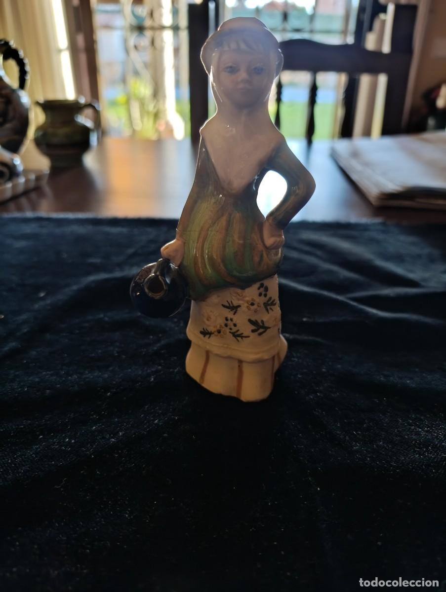 Antig&uuml;edades: Mujer con jarr&oacute;n de porcelana Ingles - Foto 1
