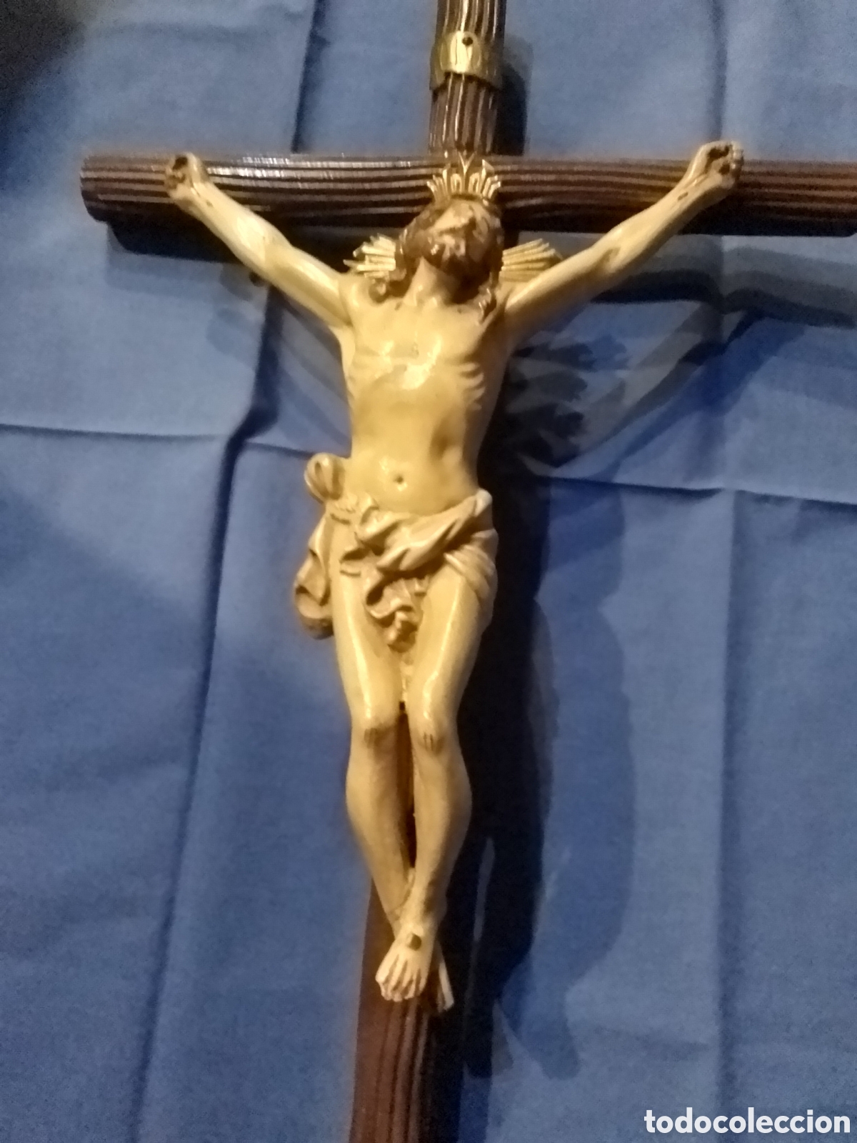 Antig&uuml;edades: Crucifijo de talla de madera - Foto 2