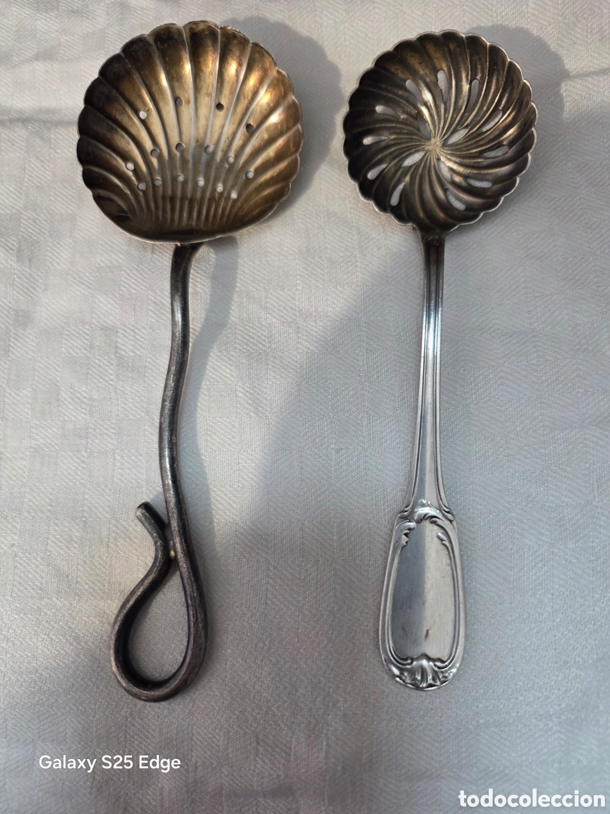 Antig&uuml;edades: Antiguas par de cucharas colador ba&ntilde;adas en plata
