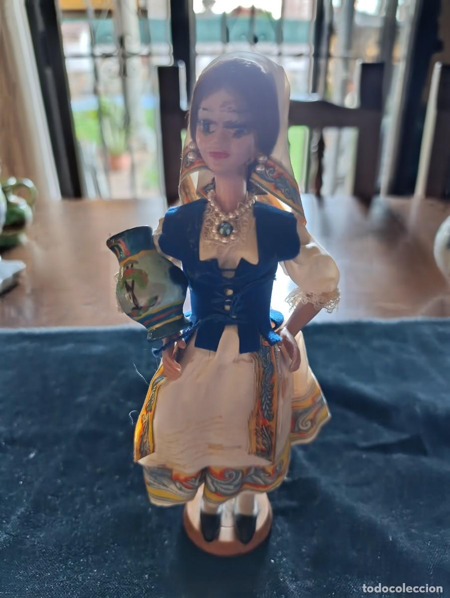 Antig&uuml;edades: Antigua mu&ntilde;eca de Talavera con su jarr&oacute;n de cer&aacute;mica