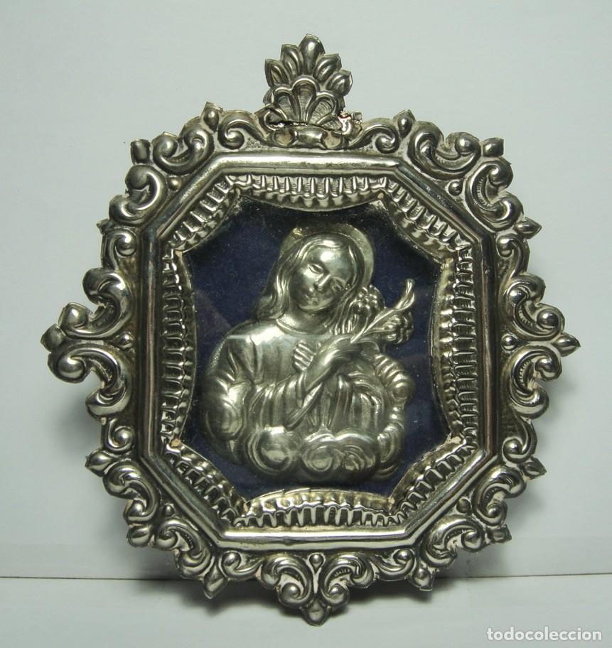 Antig&uuml;edades: Relieve devocional de la Virgen con Ni&ntilde;o &middot; Santa Lucia &middot; Metal plateado y terciopelo &middot; ca. 1940&ndash;1960
