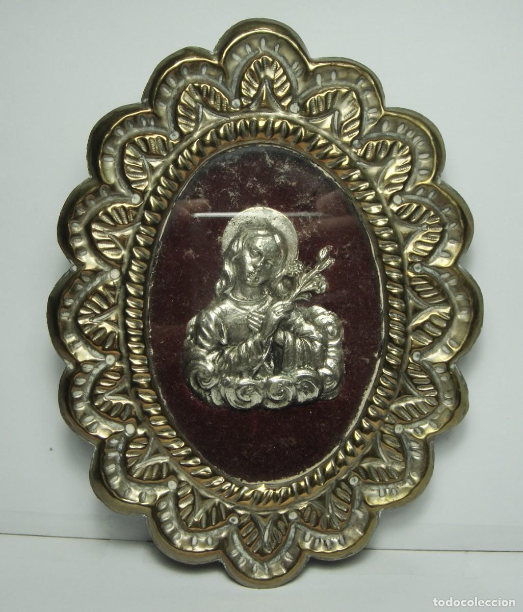 Antig&uuml;edades: Relicario devocional de Santa Luc&iacute;a &middot; Marco de metal repujado &middot; ca. 1950&ndash;1970