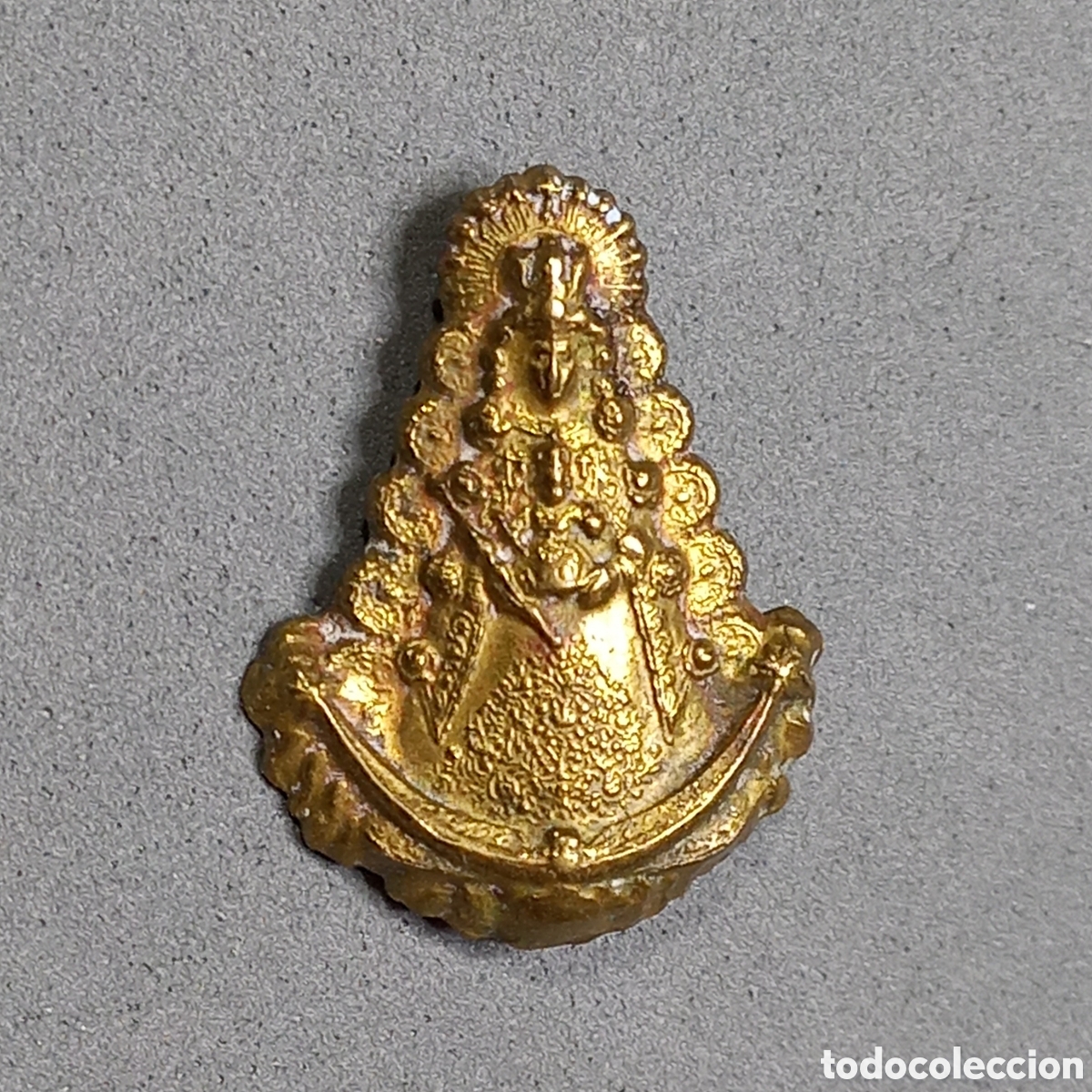Oggetti Antichi: Antiguo broche imperdible, La Virgen del Roc&iacute;o, Blanca Paloma, Reina de las Marismas. Almonte Huelva
