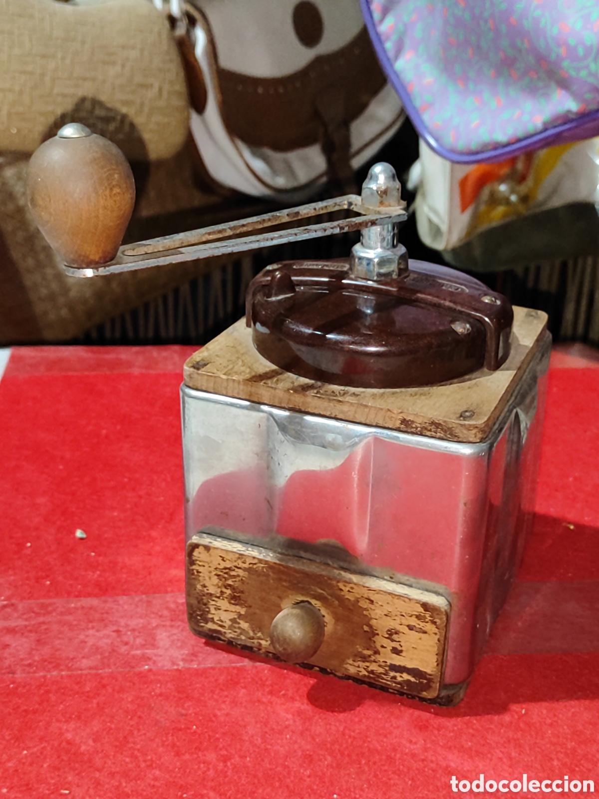 Antig&uuml;edades: Antiguo molinillo de Caf&eacute; Peugeot Freres de baquelita buen estado