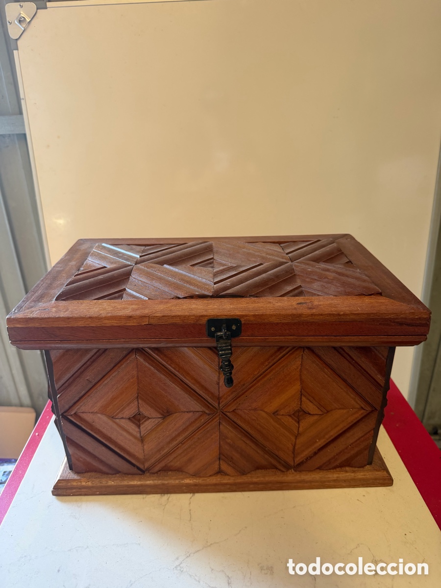 Antig&uuml;edades: Caja Antigua de Madera Maciza Tallada